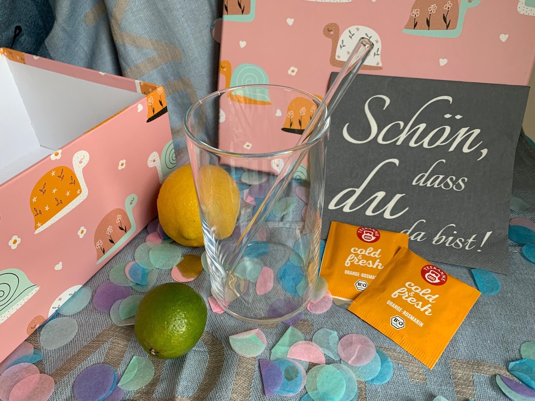 JumboDrinx Trinkglas mit Glasstrohhalm und Serviervorschlag mit Zitrus und Tee
